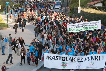 Kostako bidea egin du Kaskaroteneako ikastolaren aldeko manifestazioak. (Bob EDME)