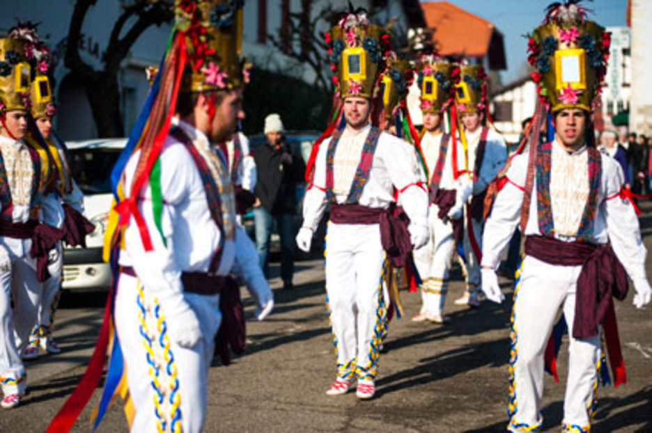 A Saint-Palais (Basse-Navarre) le dimanche précédent le week-end de carnaval (ou gras) ils célèbrent le « divertissement. Les ''volants'' dansent gracieusement. ©Eliane Héguiaphal