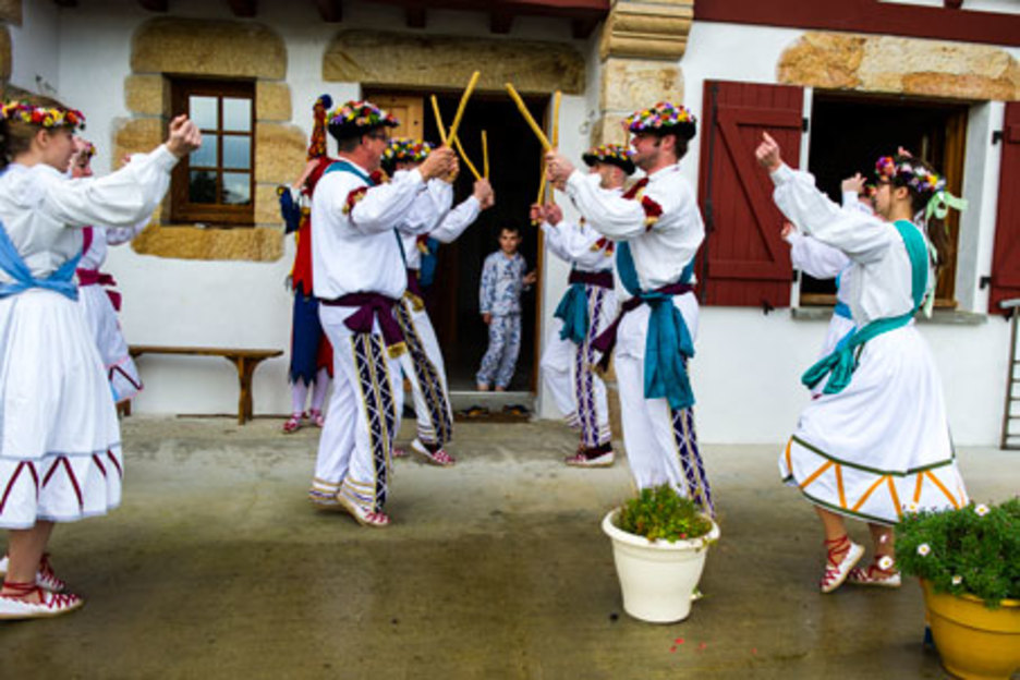 Les Kaskarrot offrent une danse des bâtons à chaque maison. ©Eliane Héguiaphal