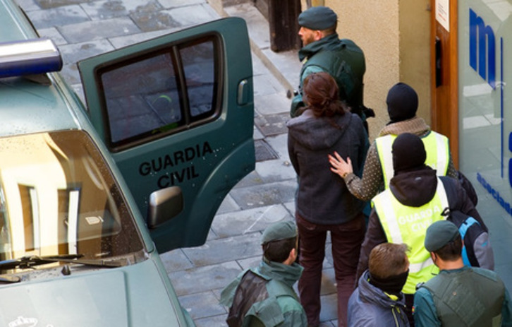 Guardia Zibilak Oihana Barrios atxilotu du Iruñean. Argazkia (Iñigo URIZ/ARGAZKI PRESS) 