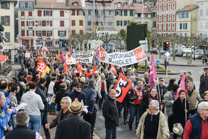 1500 pertsonek parte hartu dute austeritatearen kontrako manifestaldian. Argazkia Isabelle Miquelestorena.