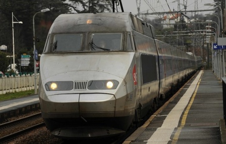 Tren berezien txartelak hamabi eurotan daude salgai. (Gorka IROZ)
