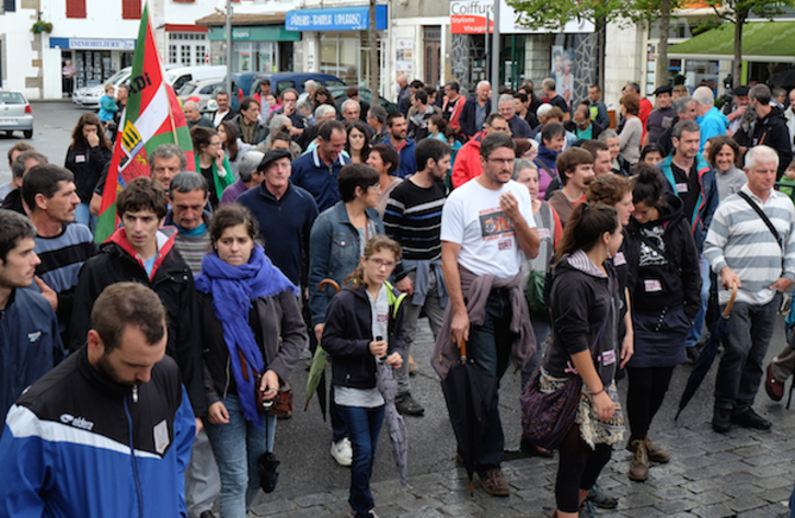 Hiruehun pertsona bildu ziren Donapaleuko manifestazioan. ©Bob EDME