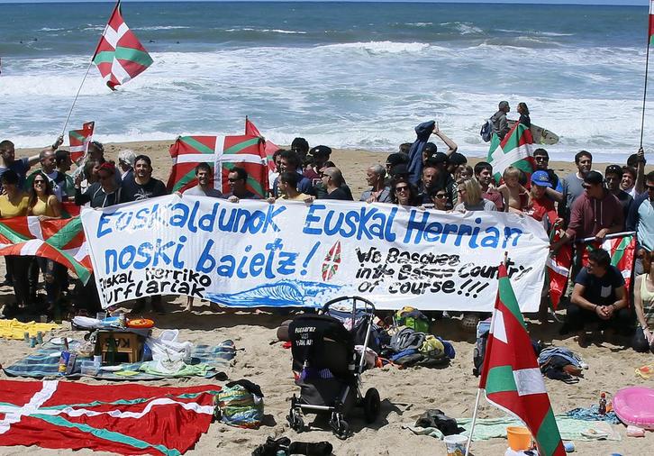 Surfeko euskal selekzioaren aldeko elkarretaratzea Biarritzen. (Haritz LARRAÑAGA)