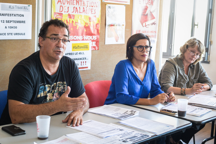 Denis Dartigoueyte, Sandra Pereira eta Odile Dirachette, CGTko sindikalistak. © Isabelle Miquelestorena