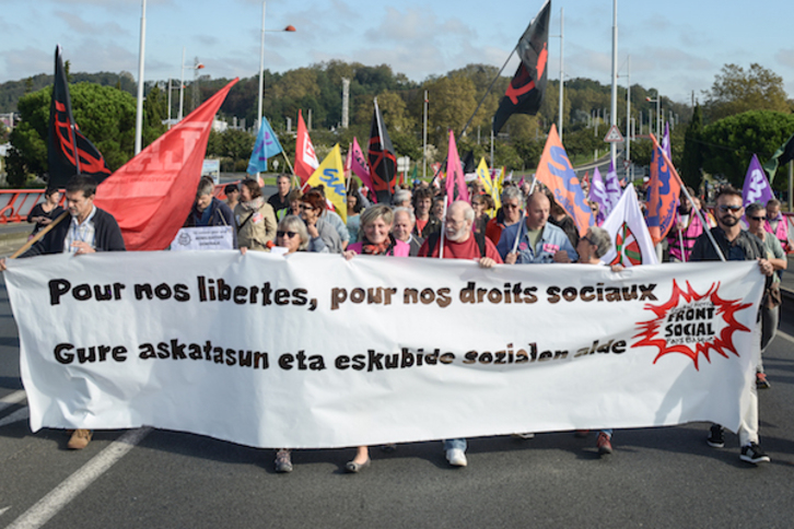 FSU sindikatuak jakinarazi duenez, 2.200 lagun inguru bildu dira Baionako manifestazioan. ©Isabelle Miquelestorena