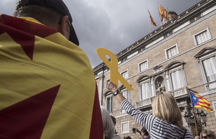 Kataluniako Gobernuaren aurkako auzibideak salatzeko kontzentrazioa atzo Bartzelonan. (Jagoba MANTEROLA | ARGAZKI PRESS)