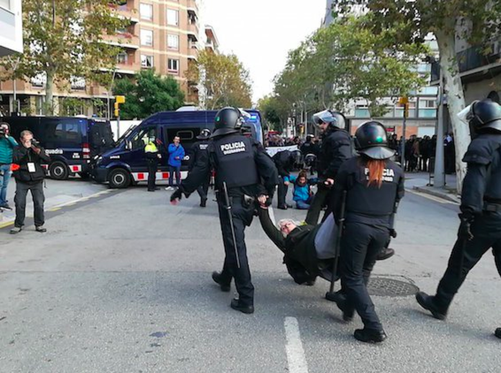 Barcelona Nord autobus geltokiko elkarretaratzea desegin dute mossoek. ©Ruben Pascual