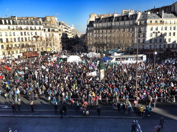 Manifestantes en la plaza 18 juin de París. (ARGAZKI PRESS)