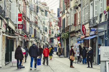 Les piétons ne manquent pas dans les rues de Bayonne. © Guillaume Fauveau