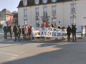 Le Comité souletin de lutte contre la casse des retraites réuni devant l'Hotel de ville de Mauléon.