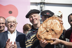 Peu après 12h, Marcel Hualde a été désigné gagnant du concours du meilleur jambon fermier. Son jambon de 16,5 kilos s’est vendu 750 euros aux enchères.