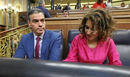 El presidente español, Pedro Sánchez, y la vicepresidenta primera, María Jesús Montero, durante una sesión de control al Gobierno.