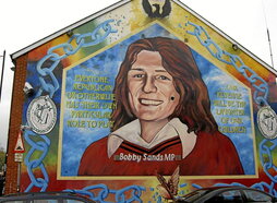Bobby Sandsen murala Falls Road-en, Ipar Irlandako tokirik bisitatuenetarikoa.
