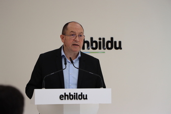 El cabeza de lista de EH Bildu, Pernando Barrena, en su comparecencia ante los medios.