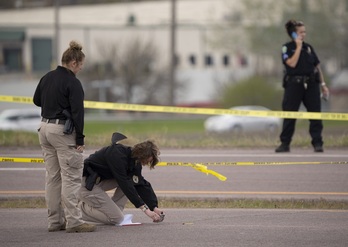 Investigación policial tras un tiroteo en Kansas.