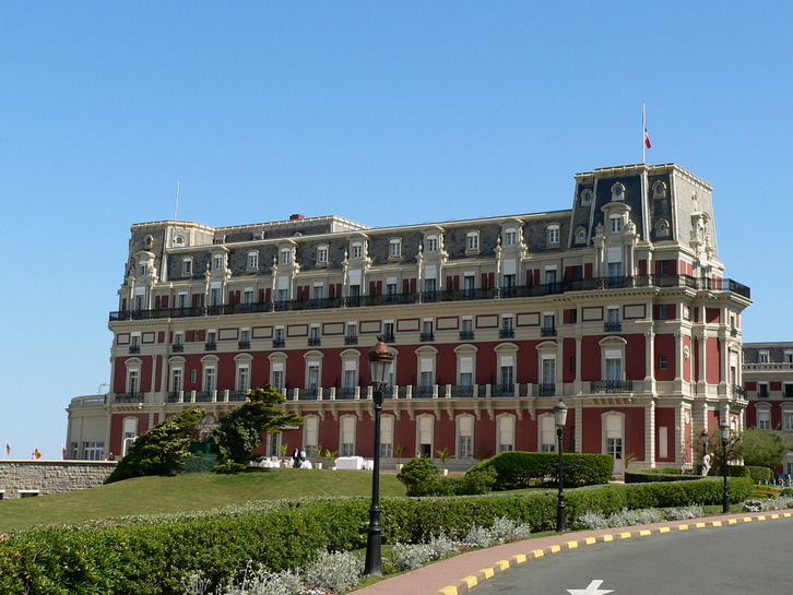 Socomixekin izenpeturiko kontratu bati esker, Biarritzeko hiriak Hotel du Palaisen jabetza du.
