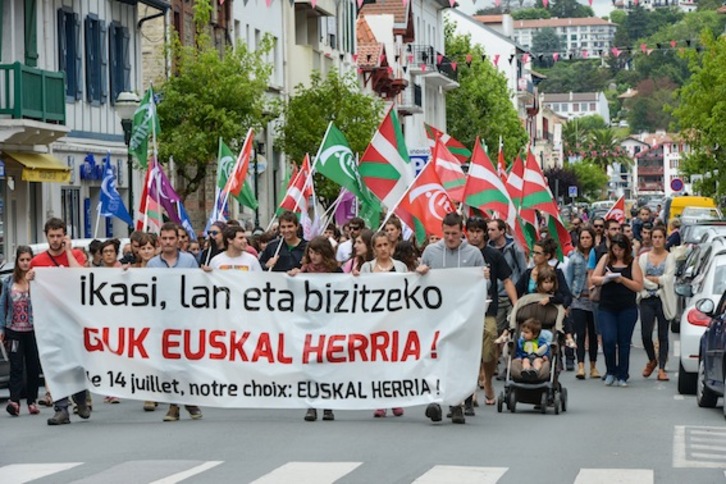 «Guk Euskal Herria!» lelopean egin du manifestazioa Aitzinak. (Isabelle MIQUELESTORENA)