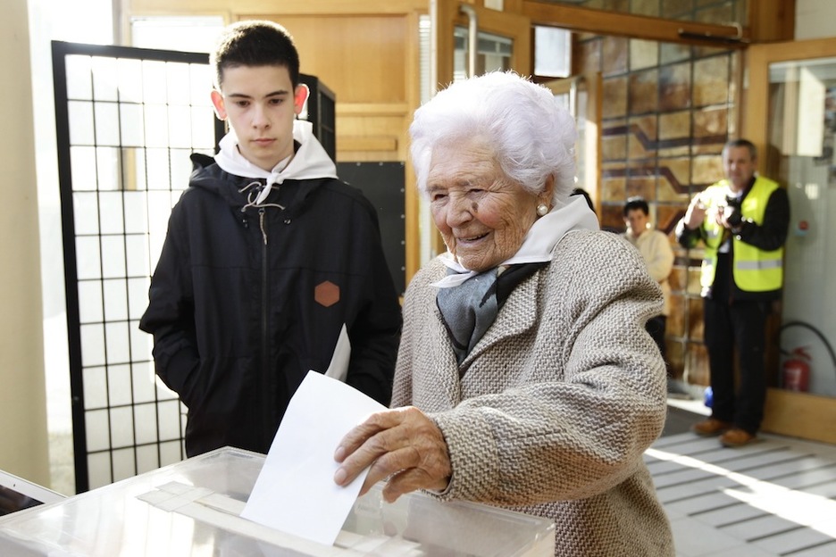 Libe Asua 100 urteko emakumea izan da lehena botoa ematen Larrabetzun. (Aritz LOIOLA/ARGAZKI PRESS)