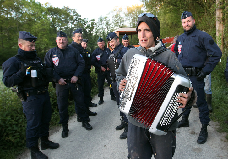 Poliziaren laguntzarekin heldu dira Estatuko osasun zerbitzuak Domintxineko etxaldera. © Bob EDME
