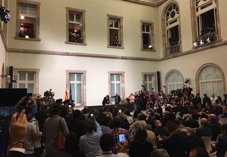 Puigdemont independentzia deklarazioa izenpetu zuen mementoa. (@govern)