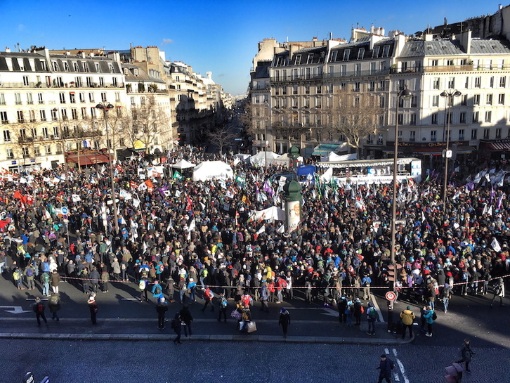 Manifestariak Montparnasseko plazan. (ARGAZKI PRESS)