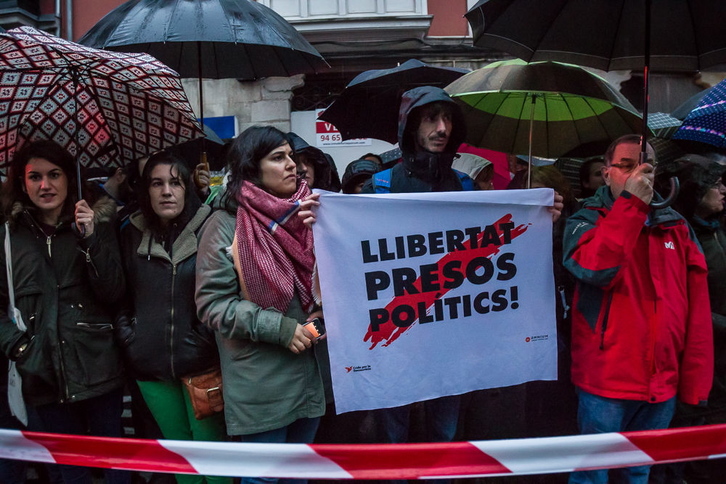 «Llibertat presos politics» Kataluniako eta Euskal Herriko aldarriek bat egin dute. (Aritz LOIOLA | ARGAZKI PRESS)