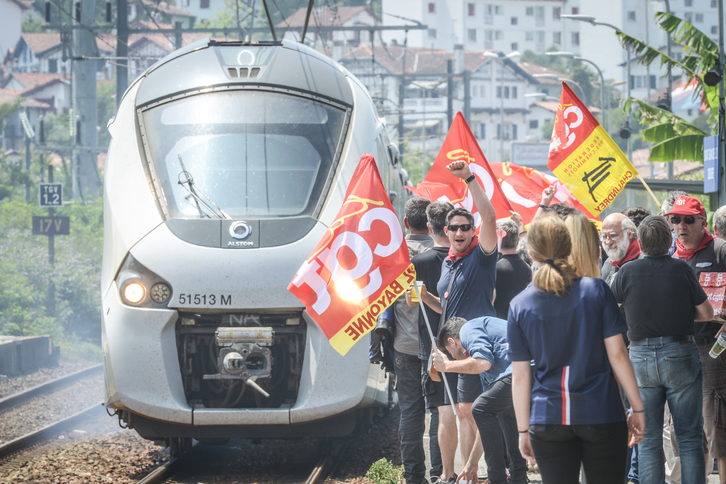 Donibane Lohizuneko trena blokatu zuten sindikalistek. © Isabelle MIQUELESTORENA
