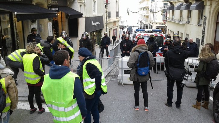 Poliziaren presentzia oso nabarmena izan zen Biarritzen abenduaren 18an. © Maite UBIRIA