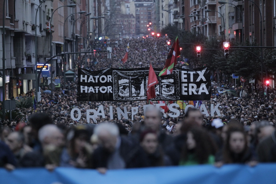 «Euskal presoak etxera» ha sido la consigna más acalamada por la multitud. 