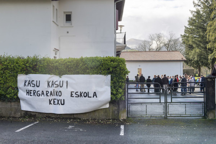 Mendibeko eskola blokatu zuten burasoek martxoaren 18an. ©Guillaume Fauveau