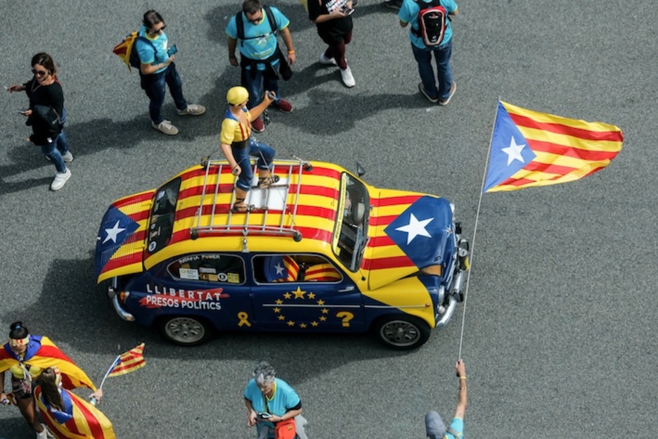 Vehículo con la estelada recorre las calles de Barcelona en las horas previas a la manifestación. (Pau BARRENA/AFP)