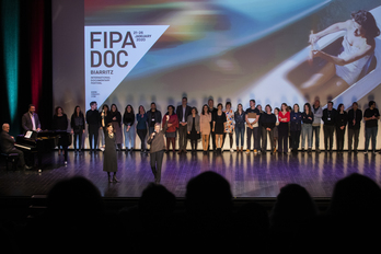  Tous les lauréats de l'édition 2020 du Fipadoc réunis sur la scène de l'espace Bellevue samedi soir à Biarritz. ©Fipadoc