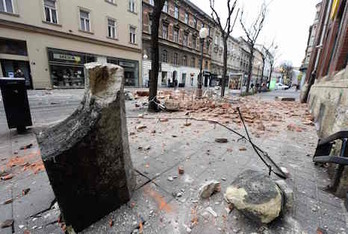 Cascotes en las calles de Zagreb tras el terremoto. (Denis LOVROVIC/AFP)