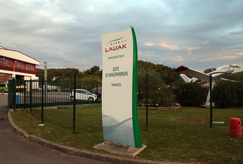 Entrada principal de la factoría Lauak, en Hazparne. (Bob EDME)