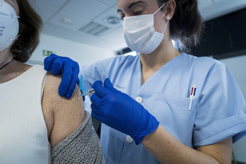 Una enfermera vacuna a una mujer, en la campaña de la gripe de este año. (Gorka RUBIO/FOKU)