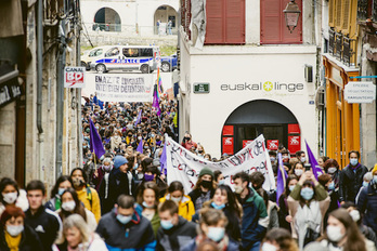 Des centaines de manifestants ont défilé dans les rues de Bayonne ce lundi 8 mars. © Guillaume Fauveau