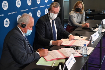 Firma del convenio a cargo de Jean-Jacques Lasserre y Markel Olano, este mediodía, en Pau. (NAIZ)