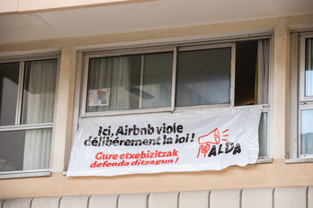 Dénonçant "Airbnb partout, logement nulle part !", Alda annonce une occupation "illimitée". © Guillaume FAUVEAU