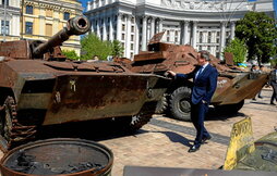 Cameron observa vehículos militares rusos destruidos por Ucrania en la plaza Saint Michaels de Kiev.